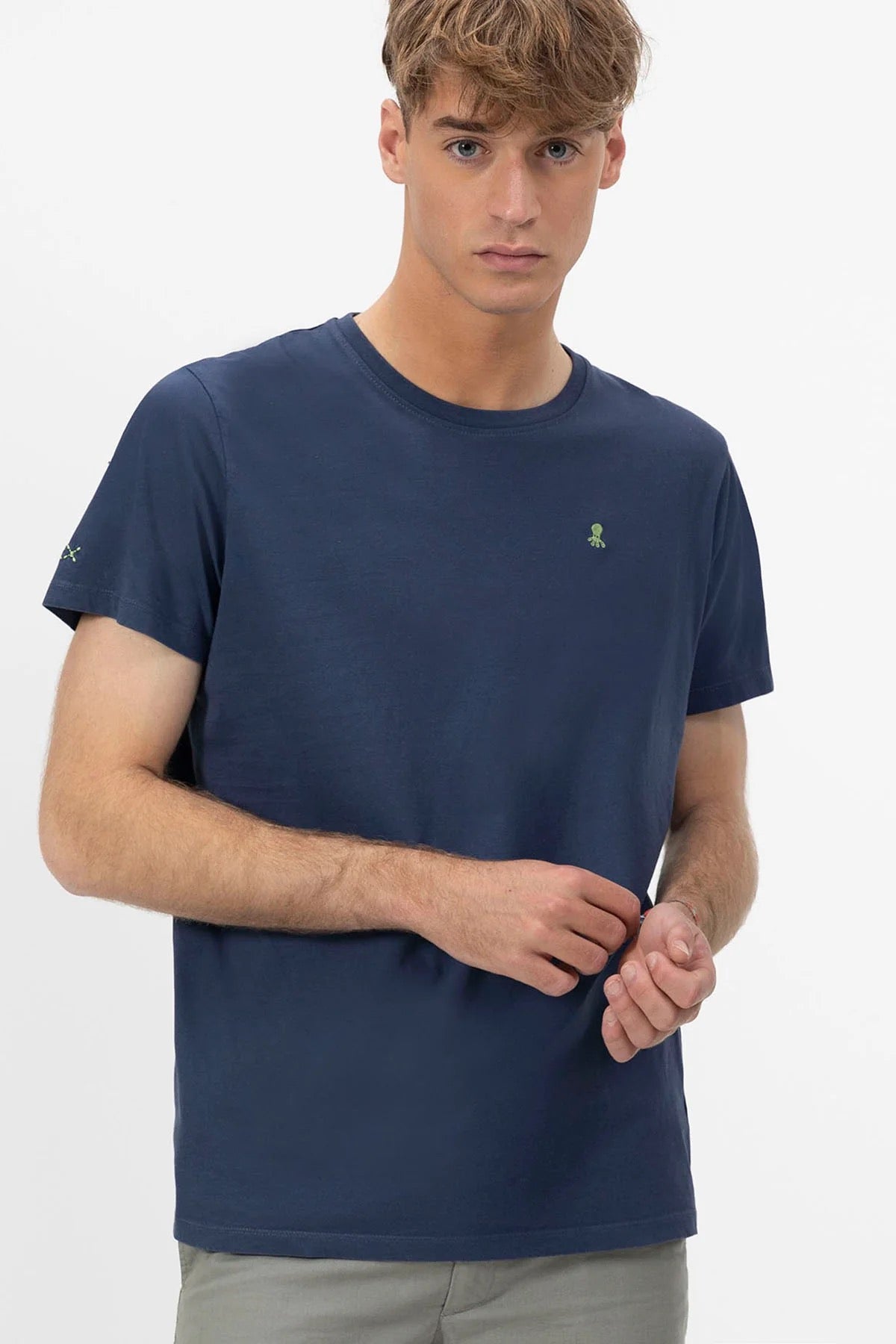 Camiseta Básica Bordado a Contraste